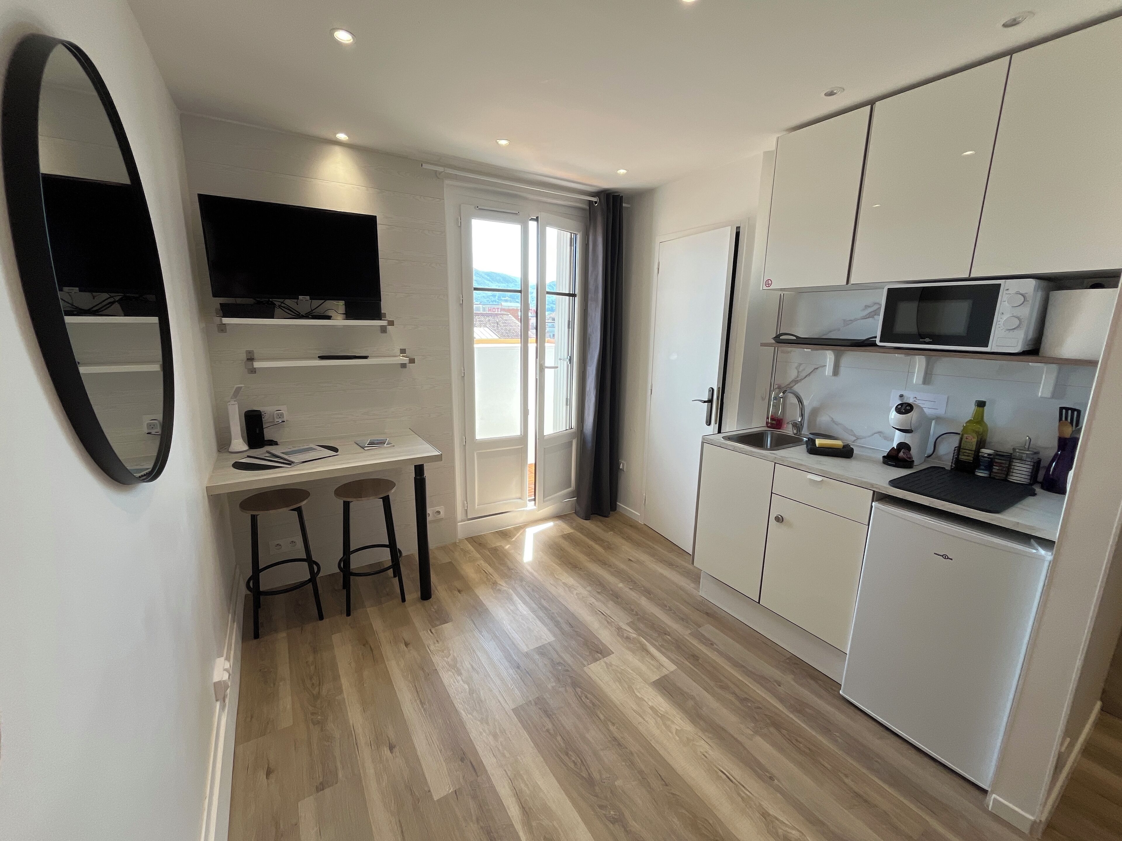 Réfrigérateur, micro-ondes, plaque de cuisson, cafetière/bouilloire