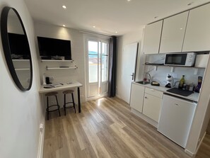 Fridge, microwave, stovetop, coffee/tea maker