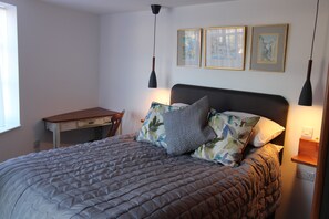 1 chambre, bureau, fer et planche à repasser, lit parapluie