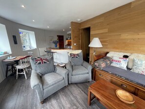 Smart TV, fireplace, books, stereo