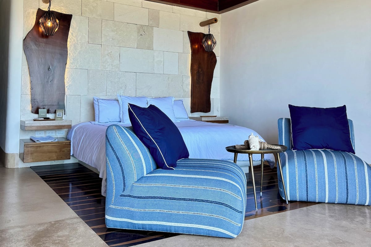 Premium bedding, down comforters, in-room safe, free WiFi