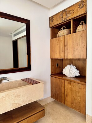 Shower, rainfall showerhead, hair dryer, slippers - Trobbu Boutique Collection San Bruno (Dzemul)