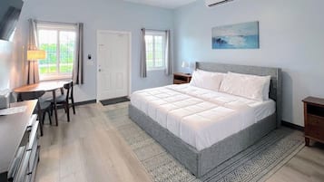 Quarto conforto, 1 cama King | Escrivaninha, espaço de trabalho para notebook