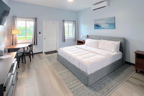 Comfort Room, 1 King Bed | Desk, laptop workspace, soundproofing, iron/ironing board