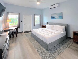 Comfort-Zimmer, 1 King-Bett | Schreibtisch, laptopgeeigneter Arbeitsplatz, schallisolierte Zimmer