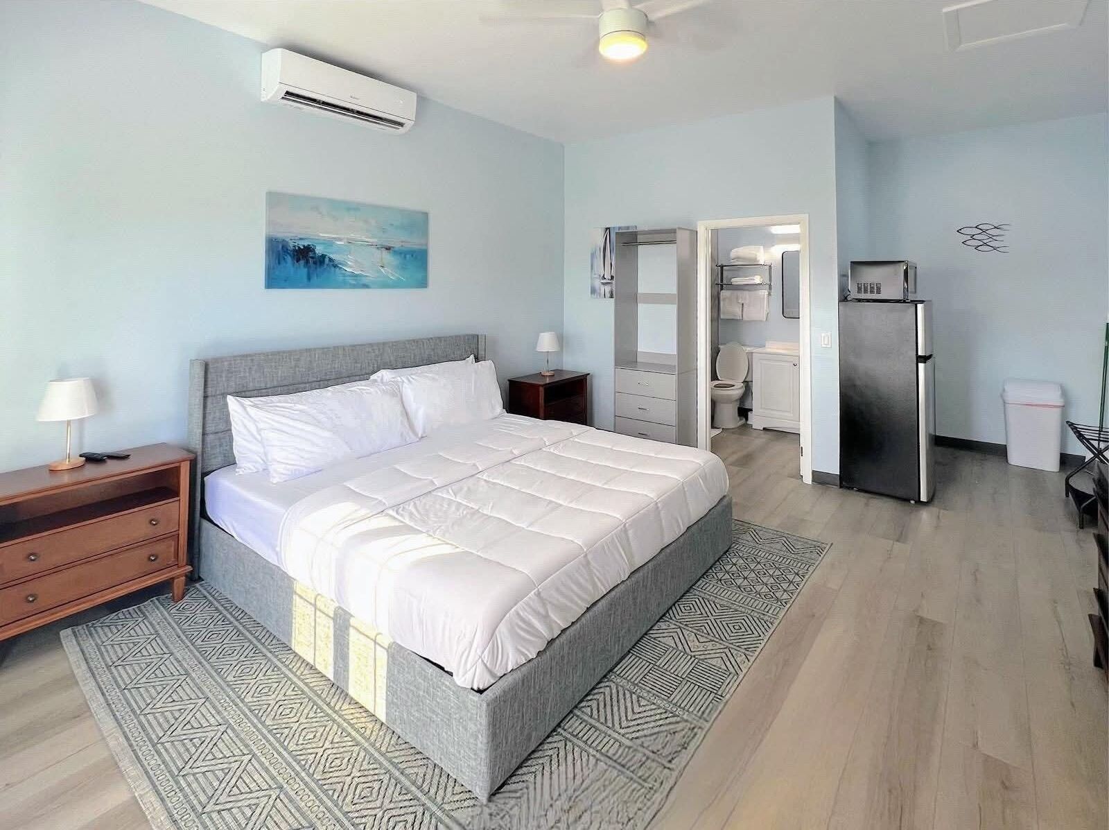 Rom – comfort, 1 kingsize-seng | Skrivebord, skrivebord for bærbar PC og strykejern/-brett