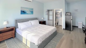 Kamar Comfort, 1 Tempat Tidur King | Meja kerja, ruang kerja ramah laptop, dan setrika/meja setrika