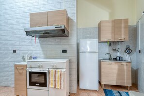 Réfrigérateur, four, plaque de cuisson, bouilloire électrique