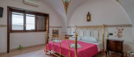 4 bedrooms, iron/ironing board, bed sheets