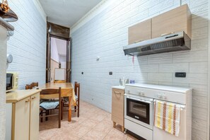 Kühlschrank, Ofen, Herdplatte, Wasserkocher