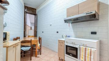 Fridge, oven, stovetop, electric kettle