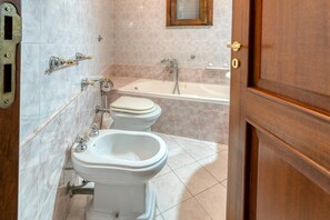 Douche, séchoir à cheveux, serviettes fournies, papier de toilette