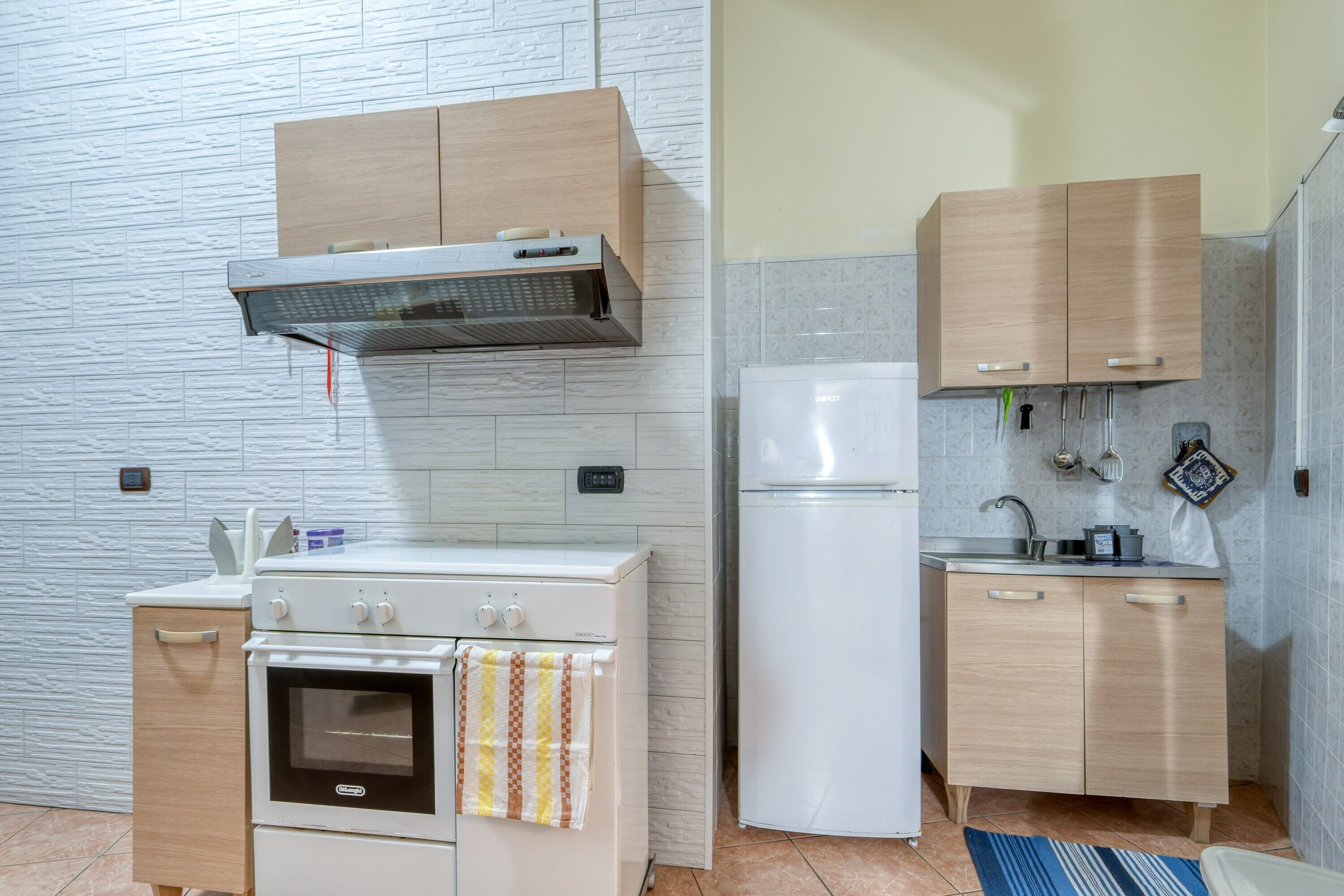 Frigorifero, forno, piano cottura, bollitore elettrico