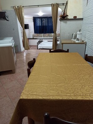4 bedrooms, iron/ironing board, bed sheets