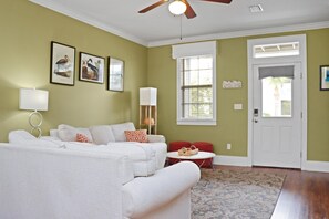 House, 1 King Bed with Sofa bed (Barefoot Cottage B49 - Seabbatical) | Living area