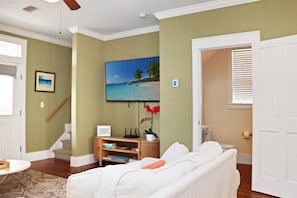 House, 1 King Bed with Sofa bed (Barefoot Cottage B49 - Seabbatical) | Living area