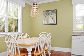 House, 1 King Bed with Sofa bed (Barefoot Cottage B49 - Seabbatical) | Dining