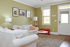 House, 1 King Bed with Sofa bed (Barefoot Cottage B49 - Seabbatical) | Living area
