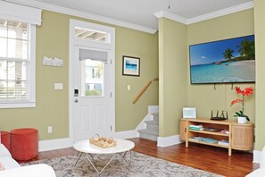 ハウス キングベッド 1 台ソファーベッド付き (Barefoot Cottage B49 - Seabbatical) | リビング エリア