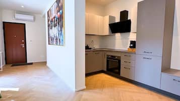 Frigorifero, forno, piano cottura, lavastoviglie