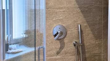 Dusche, Haartrockner, Handtücher
