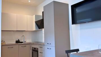 Frigorifero, forno, piano cottura, lavastoviglie