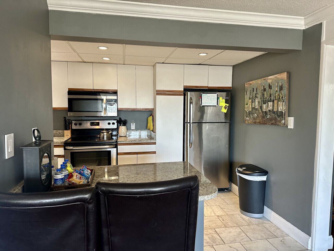 Réfrigérateur, micro-ondes, four, plaque de cuisson