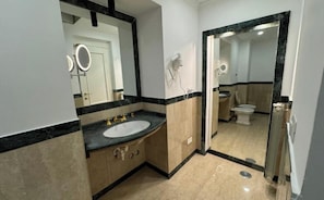Deluxe Double Room, City View | Bathroom
