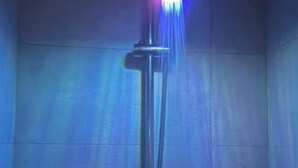 A shower with a handheld showerhead and a handheld hose. - Costantino Rooms (Rome)