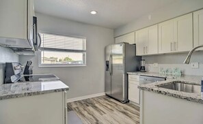 冷蔵庫、電子レンジ、オーブン、コンロ