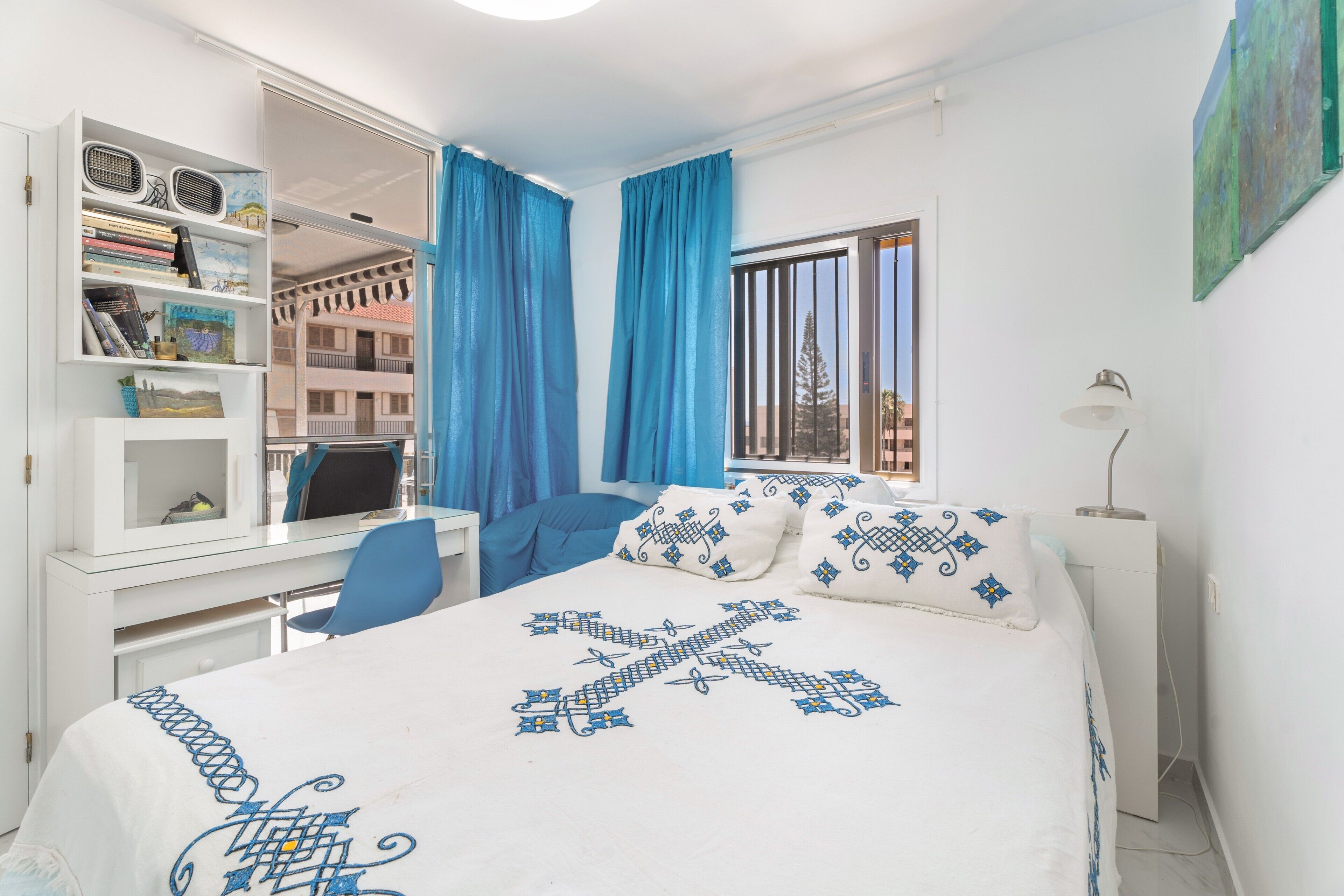 1 dormitorio, tabla de planchar con plancha, wifi y ropa de cama