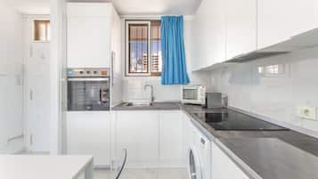 Frigorifero, microonde, forno, piano cottura