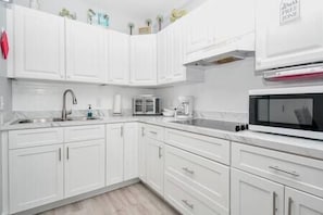 KĂŒhlschrank, Mikrowelle, Wasserkocher mit Kaffee-/Teezubehör, Toaster