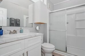 Dusche, Haartrockner, Handtücher, Toilettenpapier