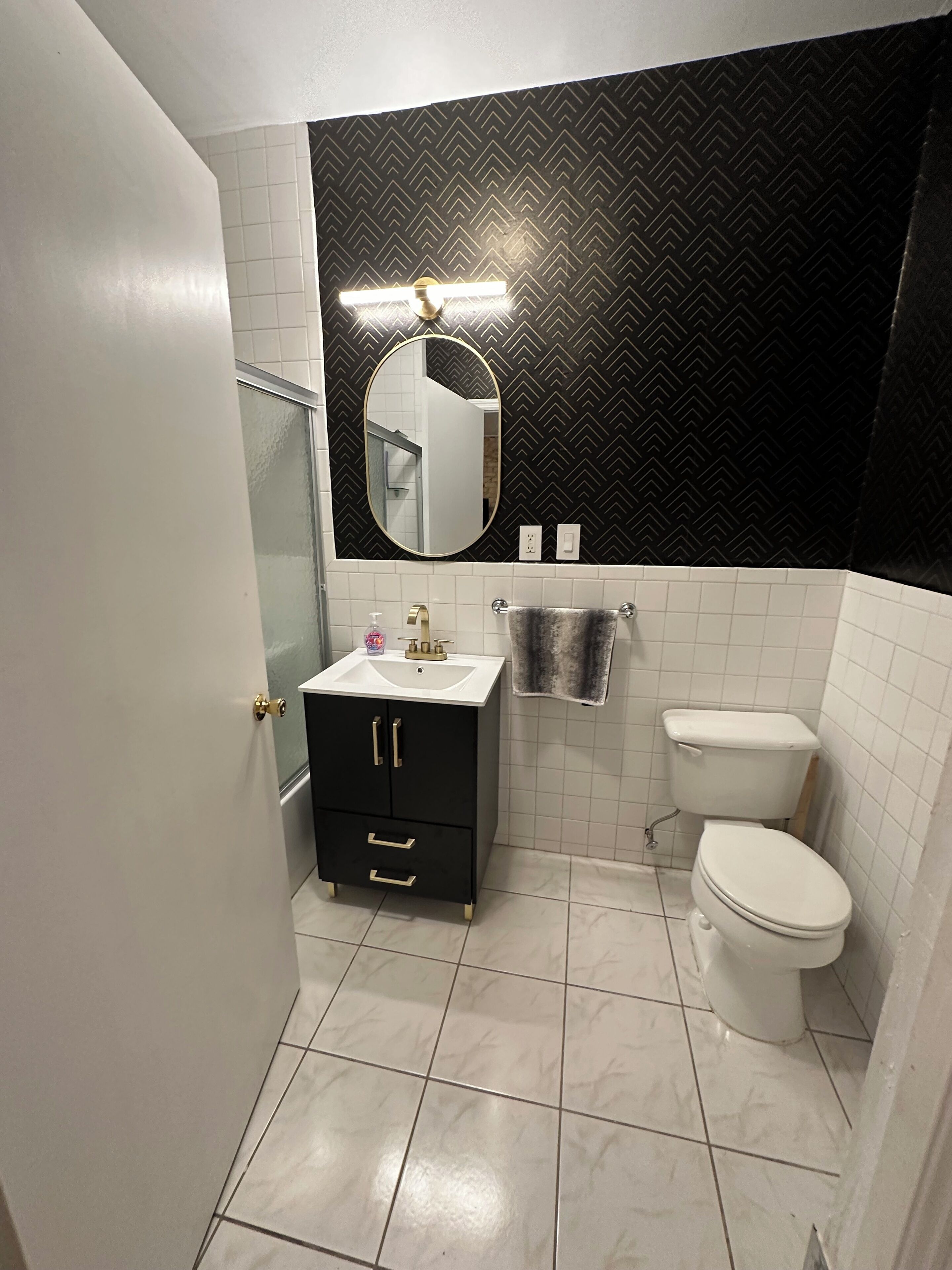 Hiustenkuivaaja, pyyhkeet, vessapaperi