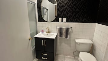 Secador de pelo, toallas y papel higiénico