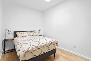 3 slaapkamers, een strijkplank/strijkijzer, wifi, beddengoed