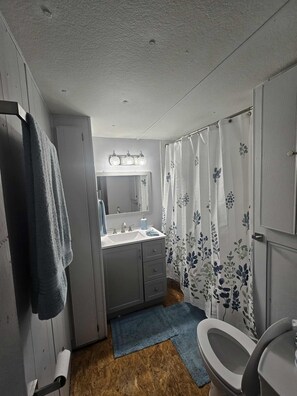 Dusche, Handtücher, Toilettenpapier