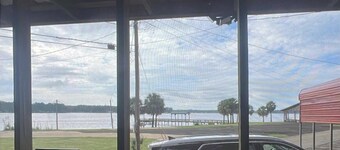 Waterfront Cabin on Toledo Bend Lake - minutes from the water.