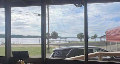 Waterfront Cabin on Toledo Bend Lake - minutes from the water.