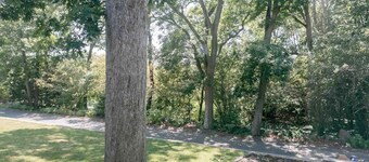 Charming 2-bedroom apartment in beautiful Beverly with AC