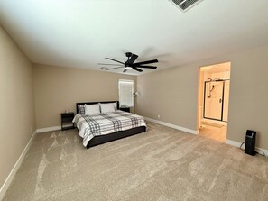 3 室のベッドルーム、WiFi (無料)、ベッドシーツ