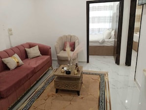 Suite Comfort, vista città | Area soggiorno