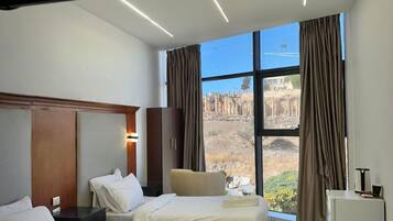 Kahden hengen perushuone (yksi tai kaksi sänkyä), kaupunkinäköala | Silitysrauta/-lauta, ilmainen Wi-Fi