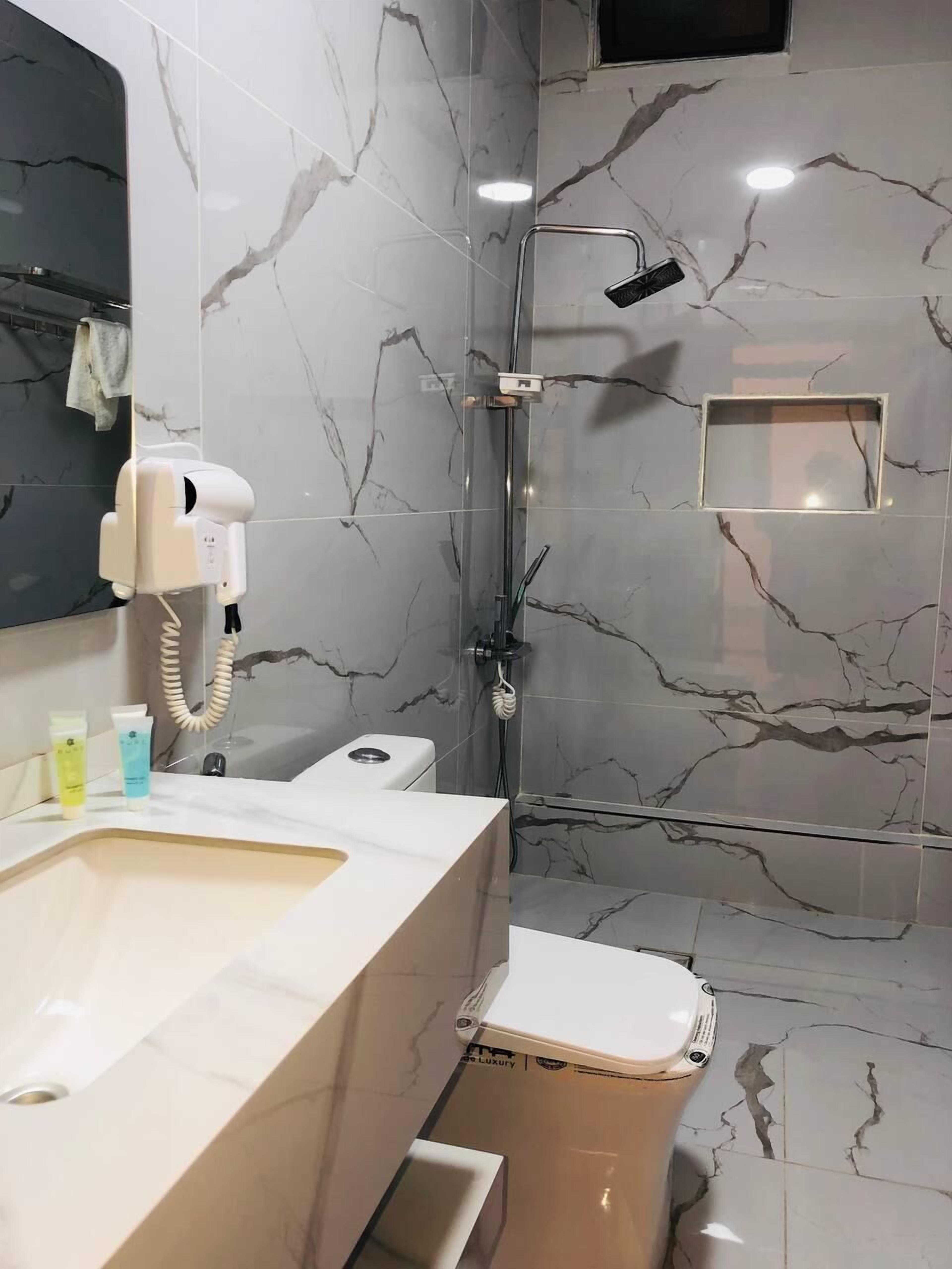 مستلزمات مجانية للعناية الشخصية، مجففات شعر، خف للقدمين، مناشف