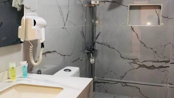 Ilmaiset hygieniatuotteet, hiustenkuivaaja, tohvelit, pyyhkeet