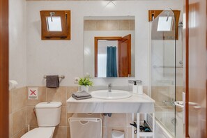 Shower, hair dryer, towels - Holiday Villa 'Nitho' with Sea View, Private Pool and Wi-Fi (Playa Blanca)