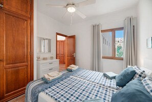 3 عدّة غرف نوم ومكواة/لوح كي وواي فاي وملاءات أسرّة