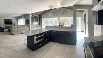 Kylskåp, mikrovågsugn, ugn och spishäll