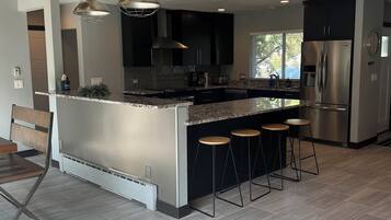 Kylskåp, mikrovågsugn, ugn och spishäll